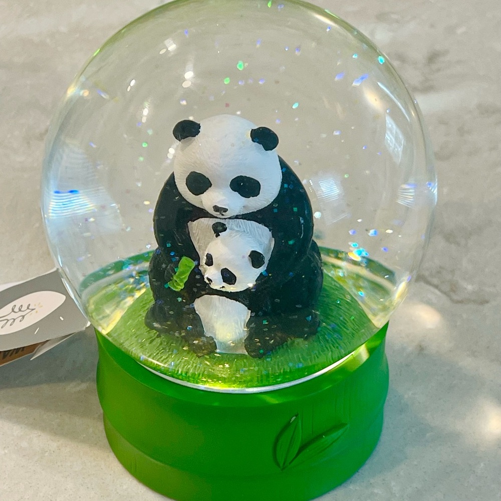 NWT Mama Bear and Cub snow globe, lights up with glittered snow! Great Gift!